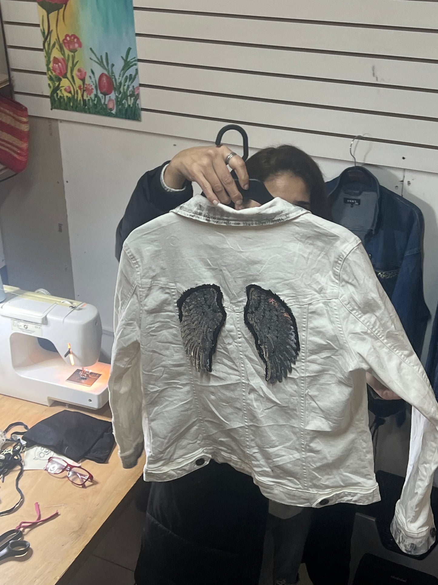 Chaqueta intervenida okliz mezclilla angel blanca