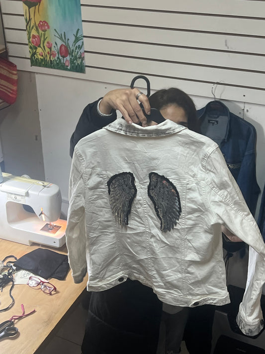 Chaqueta intervenida okliz mezclilla angel blanca